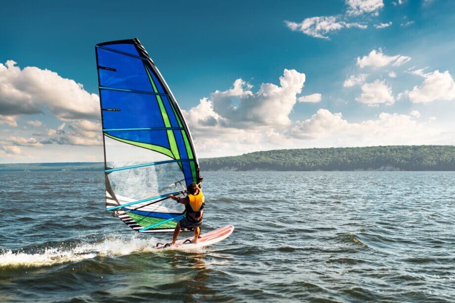 Windsurfer płynący spokojnie po wodzie