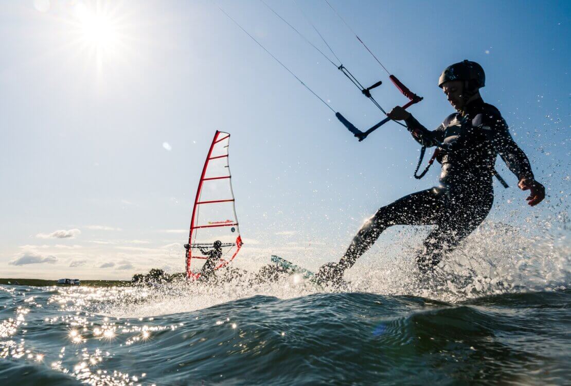 Kitesurfer oraz windsurfer na wodzie