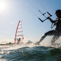 Kitesurfer oraz windsurfer na wodzie