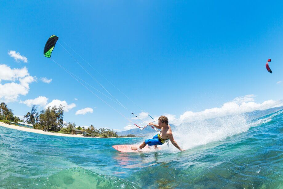 Kitesurfer płynący energicznie po wodzie