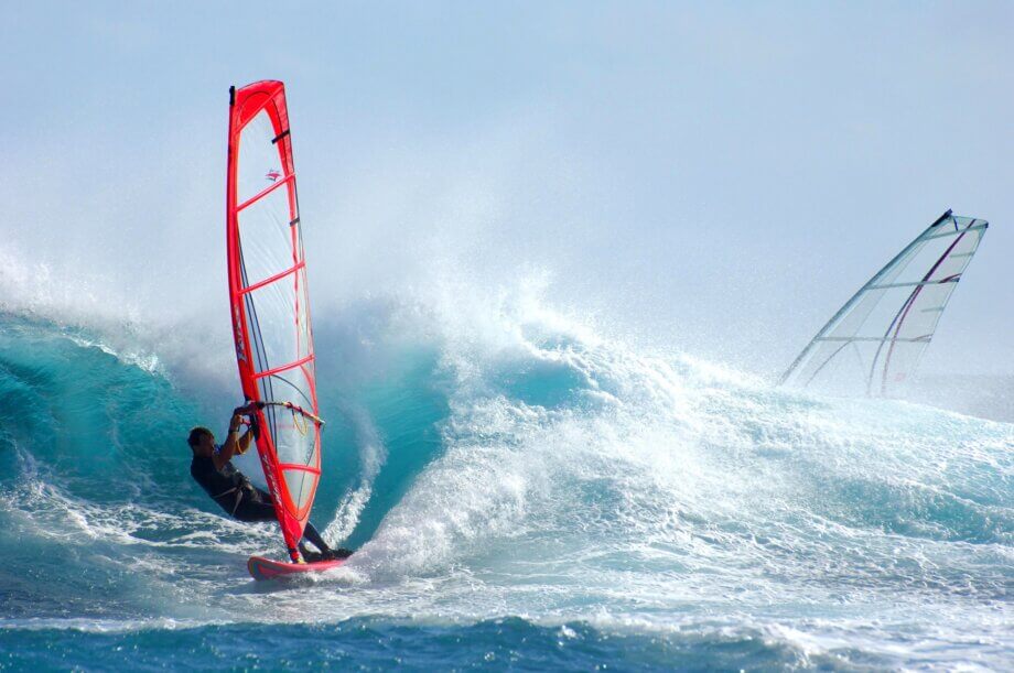 Windsurfer płynący na fali
