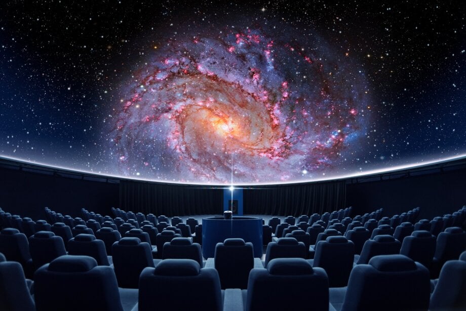 Seans w planetarium