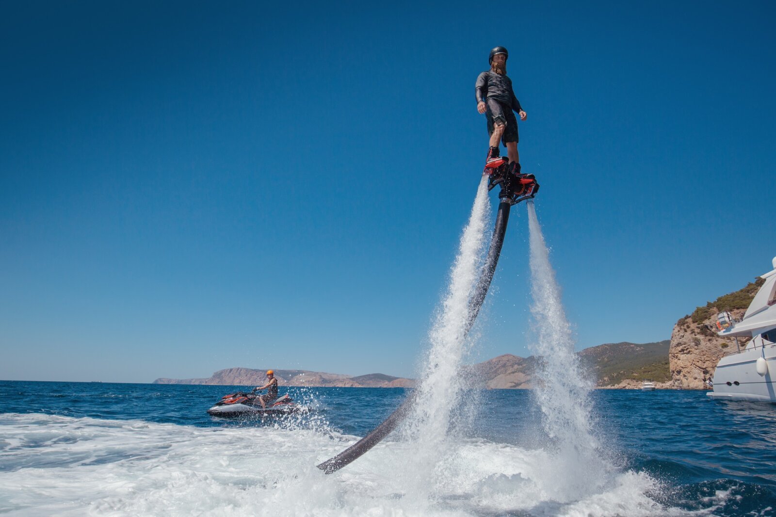 Mężczyzna na flyboardzie