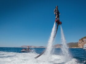 Mężczyzna na flyboardzie