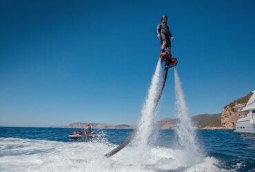 Mężczyzna na flyboardzie