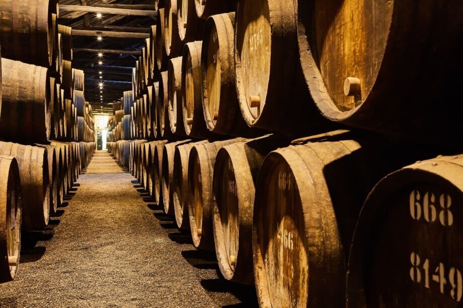 Drewniane beczki z winem, koniakiem lub whisky