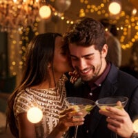 para z kieliszkami w dłoniach wita nowy rok