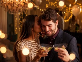 para z kieliszkami w dłoniach wita nowy rok