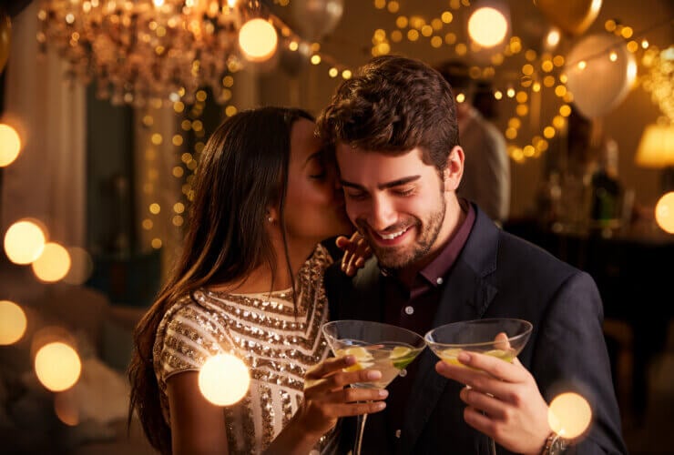 para z kieliszkami w dłoniach wita nowy rok