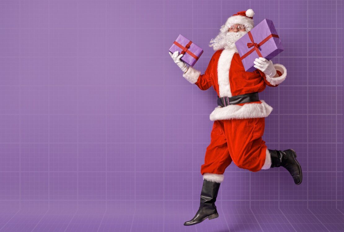 Święty Mikołaj z prezentami na fioletowym tle