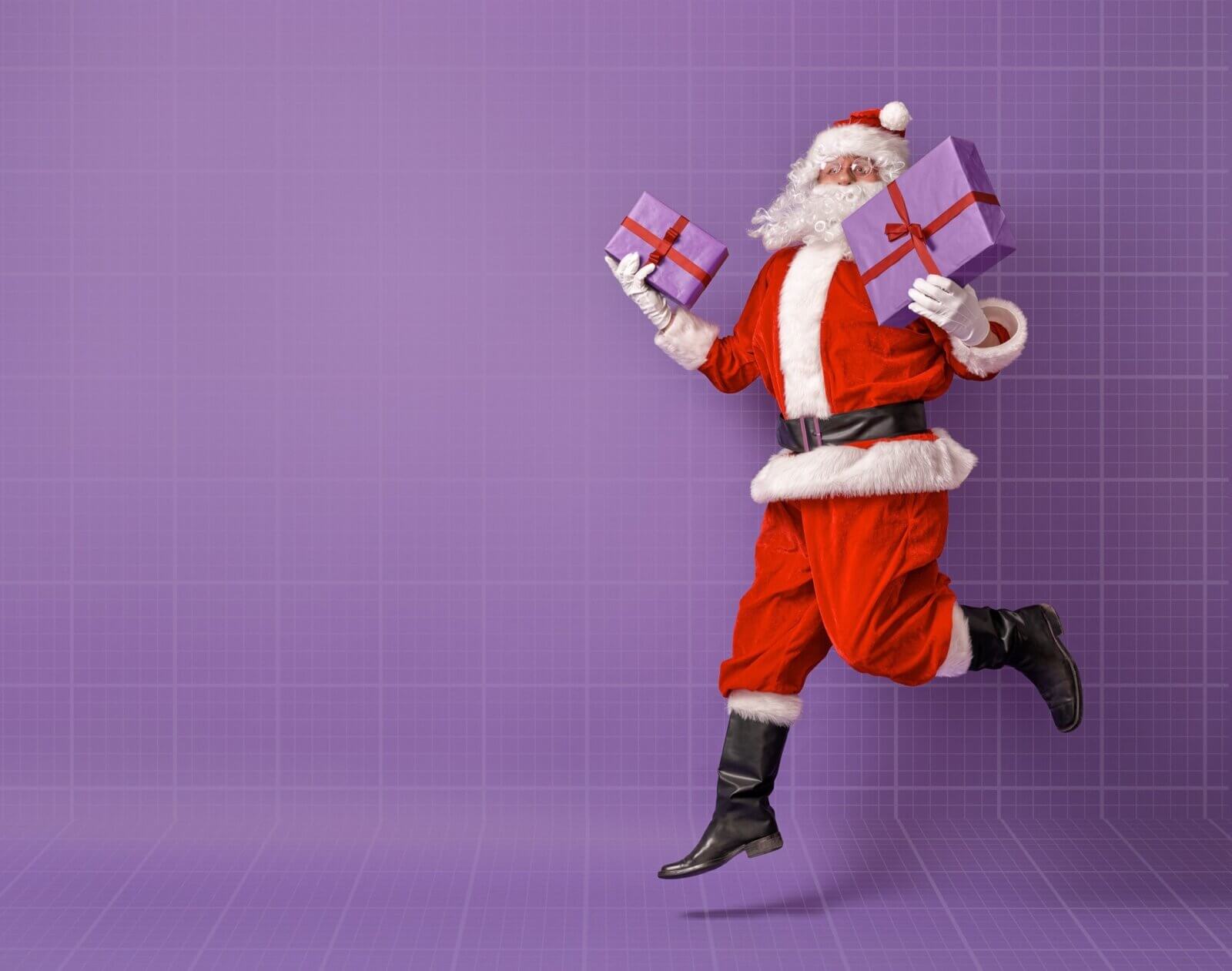 Święty Mikołaj z prezentami na fioletowym tle