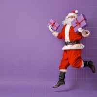 Święty Mikołaj z prezentami na fioletowym tle