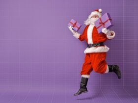 Święty Mikołaj z prezentami na fioletowym tle