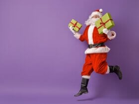 Święty Mikołaj z prezentami na fioletowym tle