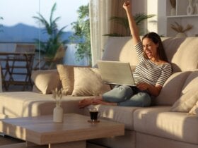 Ucieszona kobieta patrząca w ekran laptopa