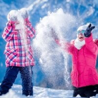Rodzina podczas zimy bawiąca się śniegiem