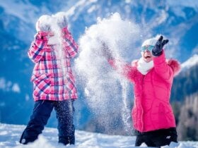 Rodzina podczas zimy bawiąca się śniegiem