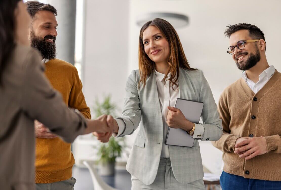 Szefowa ściskająca dłoń swojej pracownicy