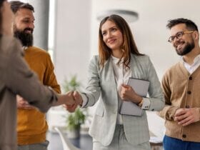 Szefowa ściskająca dłoń swojej pracownicy