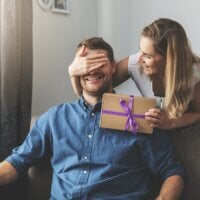 Kobieta wręczająca partnerowi prezent