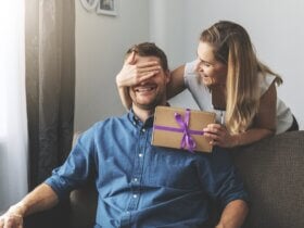 Kobieta wręczająca partnerowi prezent