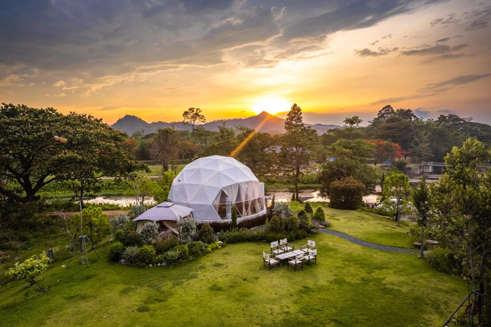 Namiot glampingowy na tle gór i zachodu słońca