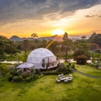 Namiot glampingowy na tle gór i zachodu słońca