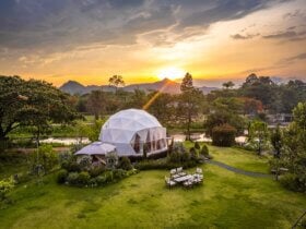 Namiot glampingowy na tle gór i zachodu słońca