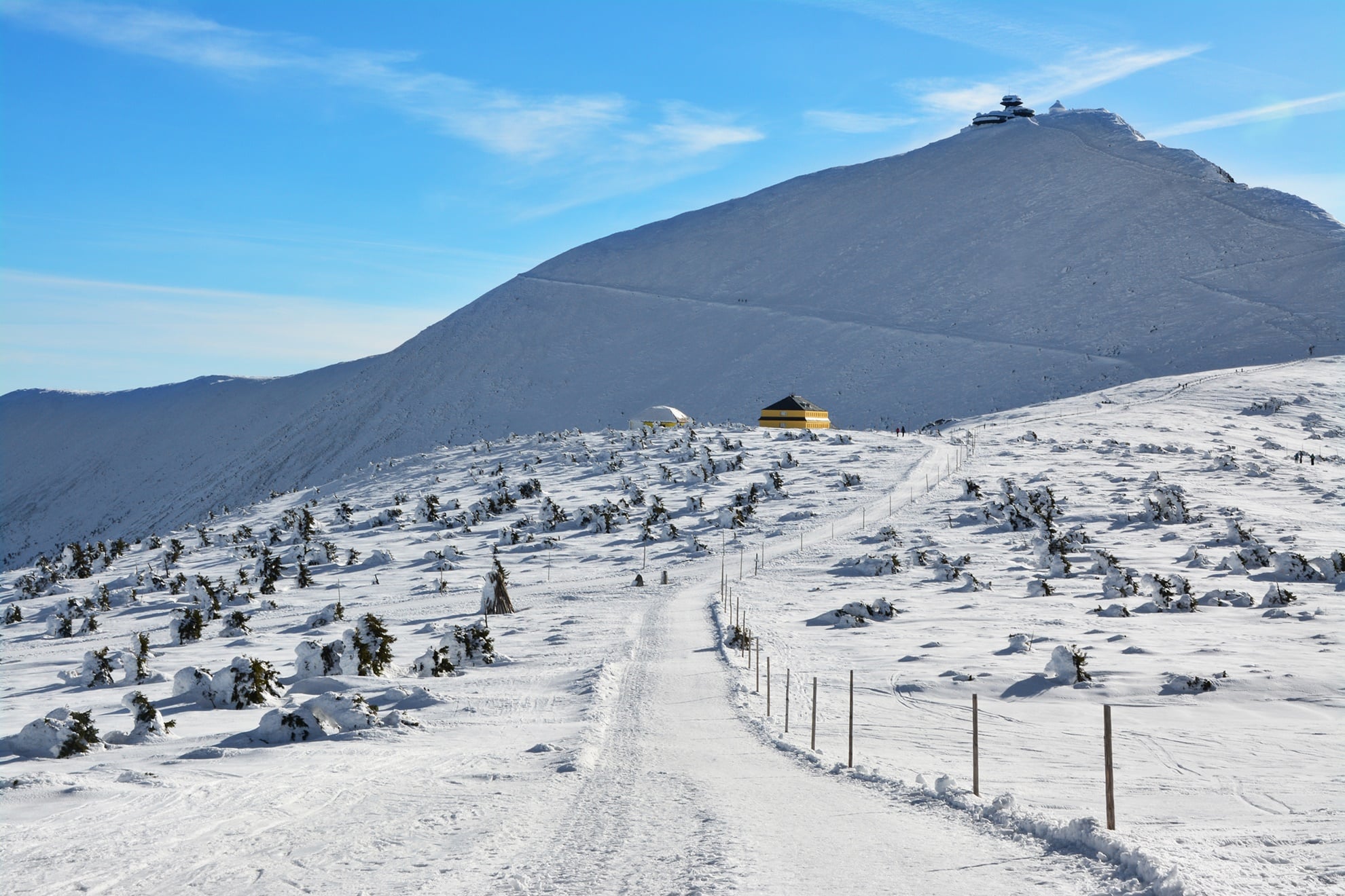 Zimowy widok na schronisko górskie w Sudetach