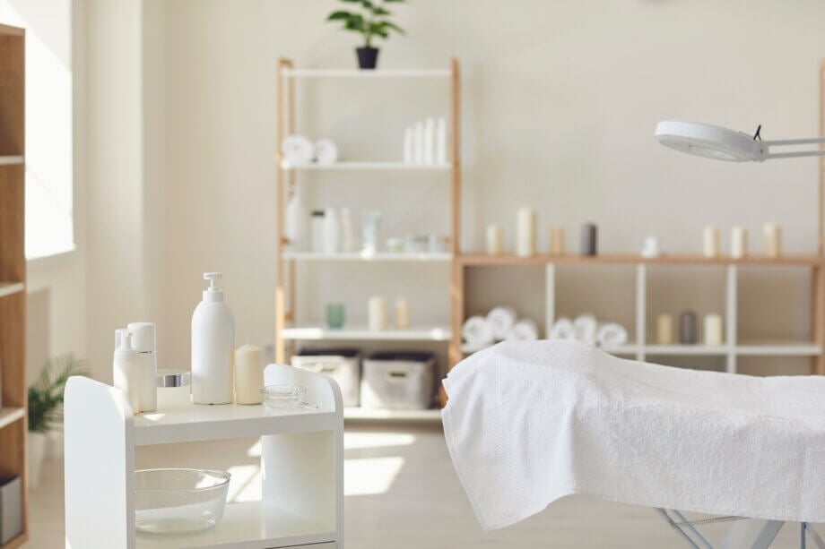 Wnętrze salonu SPA z łóżkiem i kosmetykami