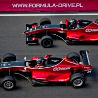 Dwa czerwone bolidy F1 na torze wyścigowym