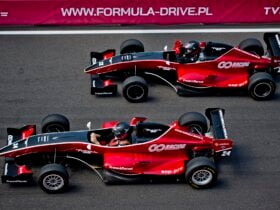 Dwa czerwone bolidy F1 na torze wyścigowym