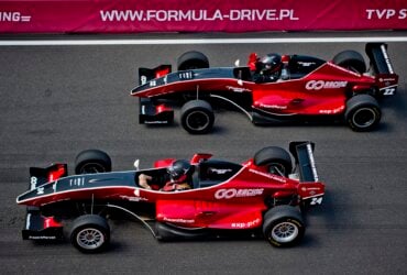 Dwa czerwone bolidy F1 na torze wyścigowym