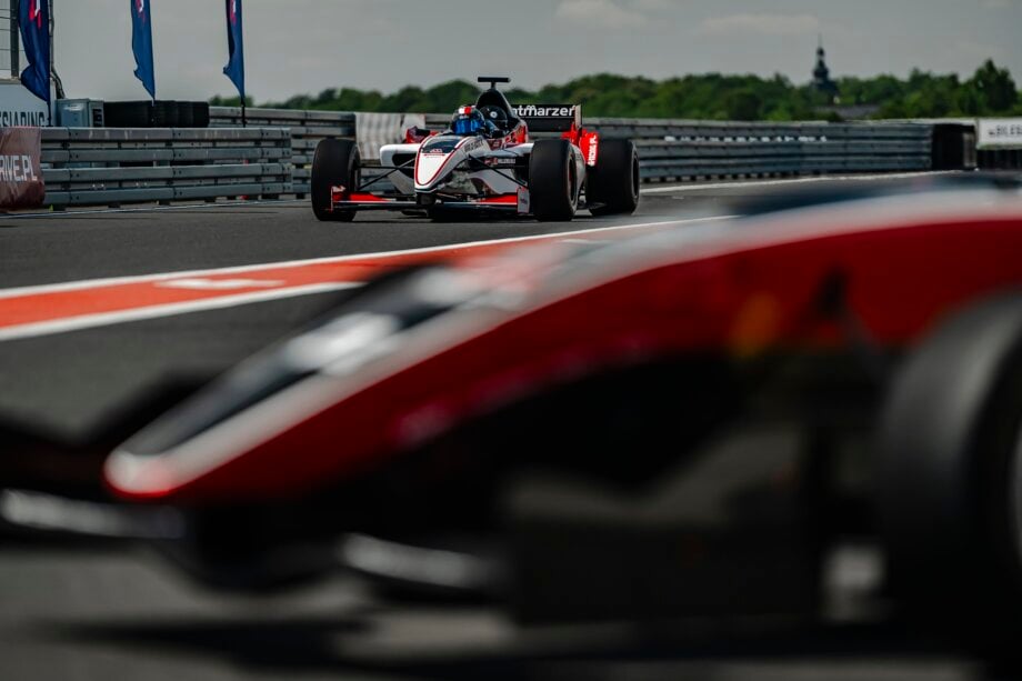 Dwa czerwone bolidy F1 na torze wyścigowym