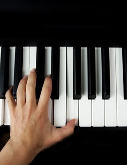 Indywidualna lekcja gry na pianinie 
