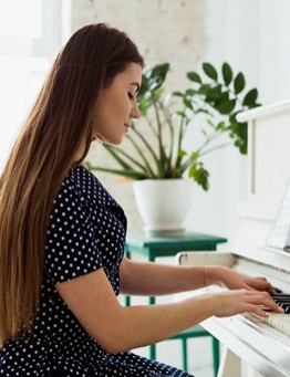 Lekcja gry na pianinie online