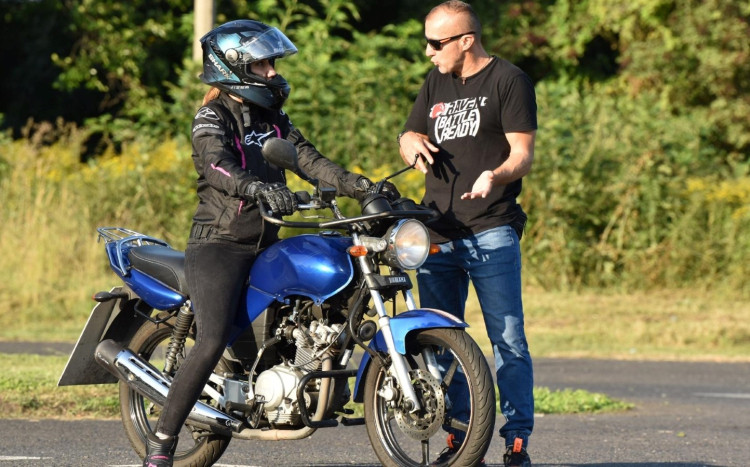 Motocyklistka rozmawia z instruktorem