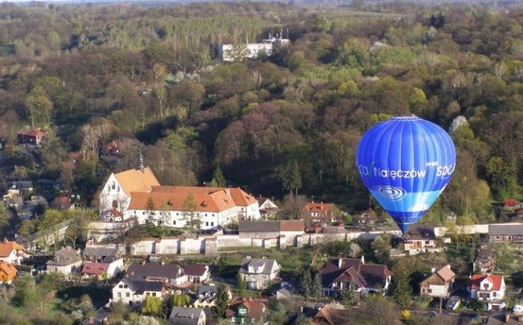 niebieski balon nad Kazimierzem Dolnym