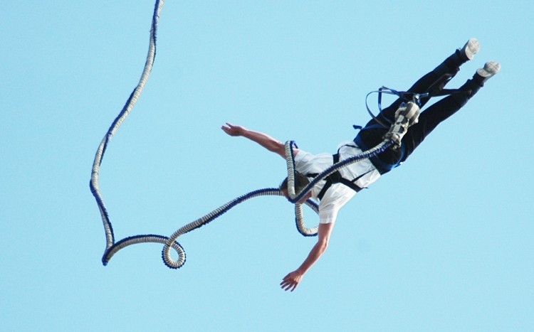 człowiek skaczący na bungee