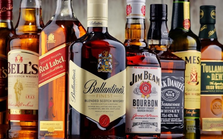 kolekcja różnych gatunków whisky