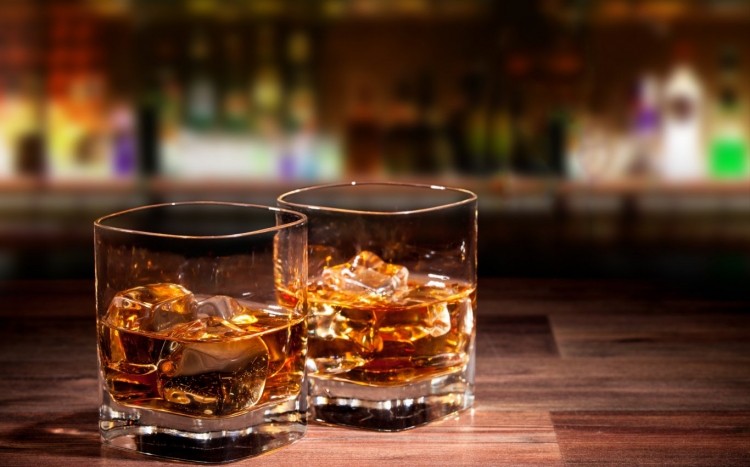 dwie szklanki z whisky z lodem