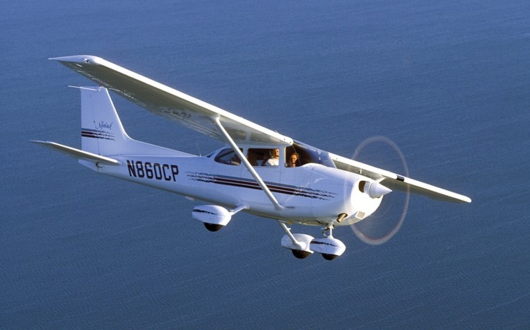 Cessna 172 na niebieskim tle