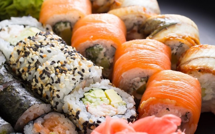 talerz z różnymi rodzajami sushi