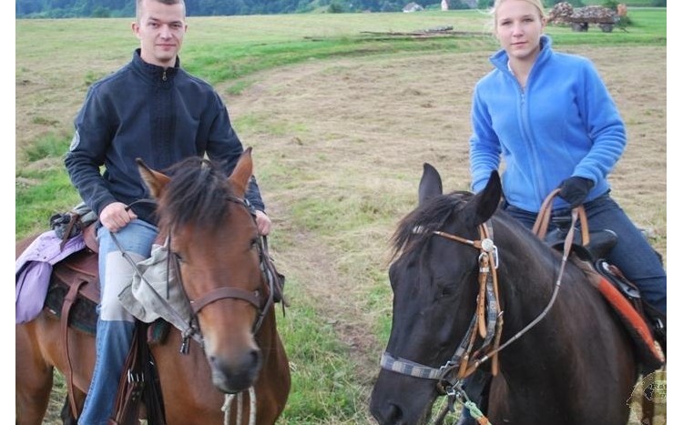 chłopak i dziewczyna na koniach