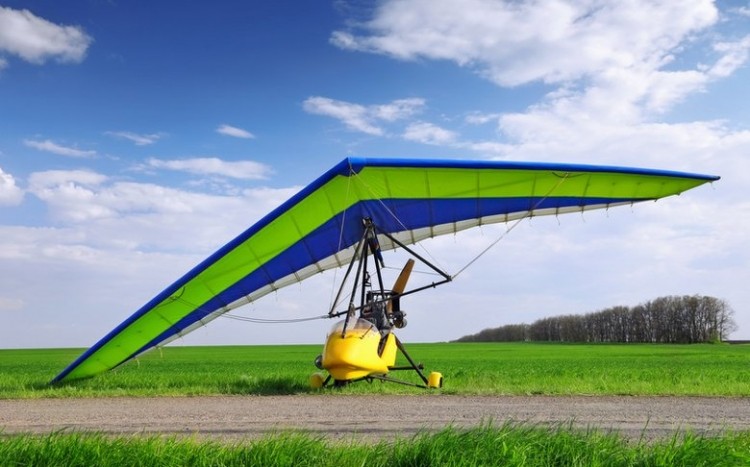 Motolotnia z żółtym wózkiem i niebiesko - zielonym skrzydłem