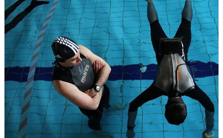 lekcja nurkowania z instruktorem na basenie