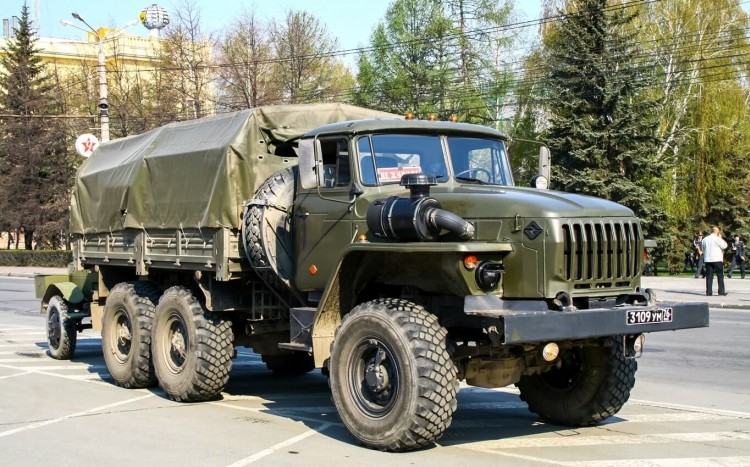 ciężarówka militarna widok z boku