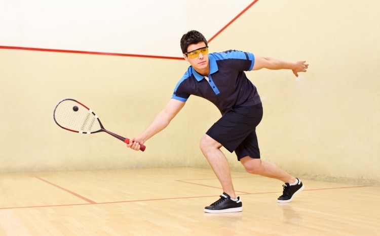 młody mężczyzna gra w squasha