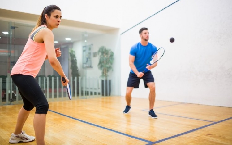 mężczyzna i kobieta grają w squasha