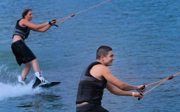 kobieta i mężczyzna uprawiający wakeboarding